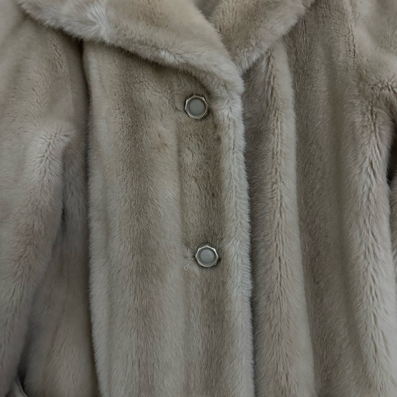 🤍 Vintage MINCARA by Russel Taylor Faux Fur Coat – Luxe Cream / Ivory 🤍 - Picture 3 of 7